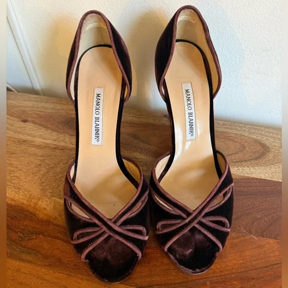 Brown velvet Manolo Blahnik pumps - Picture 6 of 6